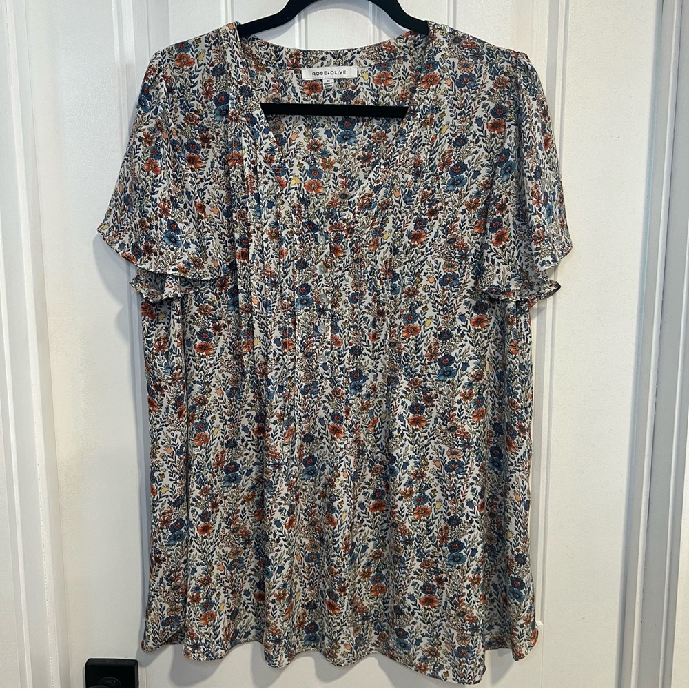 Rose +‎ Olive Floral Print Button VNeck Flutter Sleeve Blouse. Size 1X.